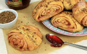 Schnelle Franzbrötchen aus Hefeteig mit Erdbeer Kokos Zimt