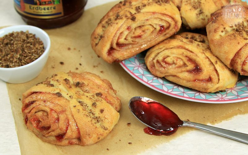 Schnelle Franzbrötchen aus Hefeteig mit Erdbeer Kokos Zimt