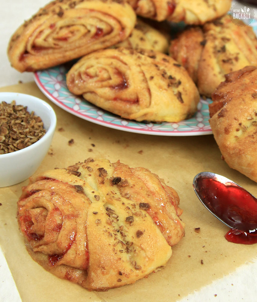 Schnelle Franzbrötchen aus Hefeteig mit Erdbeer Kokos Zimt