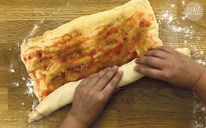 Schnelles Franzbrötchen Rezept: Hefeteig fest einrollen