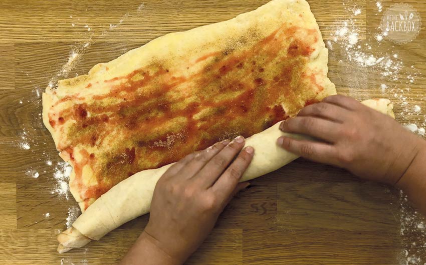 Schnelles Franzbrötchen Rezept: Hefeteig fest einrollen