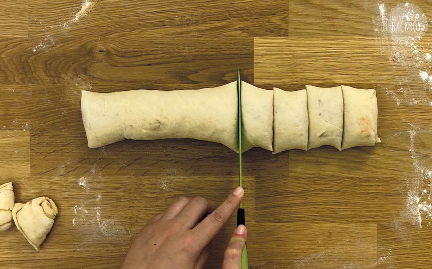 Schnelles Franzbrötchen Rezept: Hefeteig in kleine Stücke schneiden