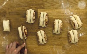Schnelles Franzbrötchen Rezept: Franzbrötchen in der Mitte eindrücken