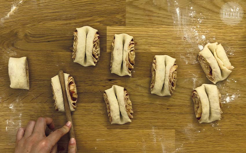 Schnelles Franzbrötchen Rezept: Franzbrötchen in der Mitte eindrücken
