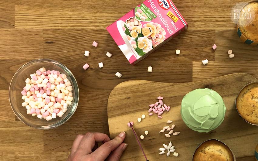 Blümchen Mandel Cupcakes Rezept: Marshmallows mittig teilen