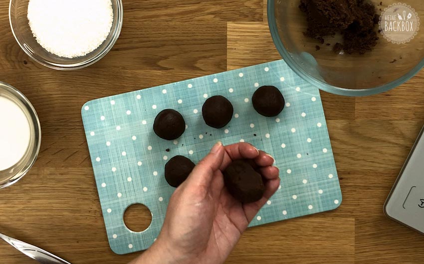 Schäfchen Cake Balls Rezept: Kugeln formen