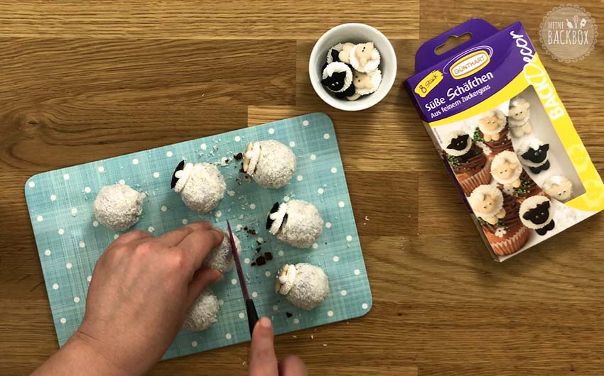 Schäfchen Cake Balls Rezept: Kugeln glatt abschneiden