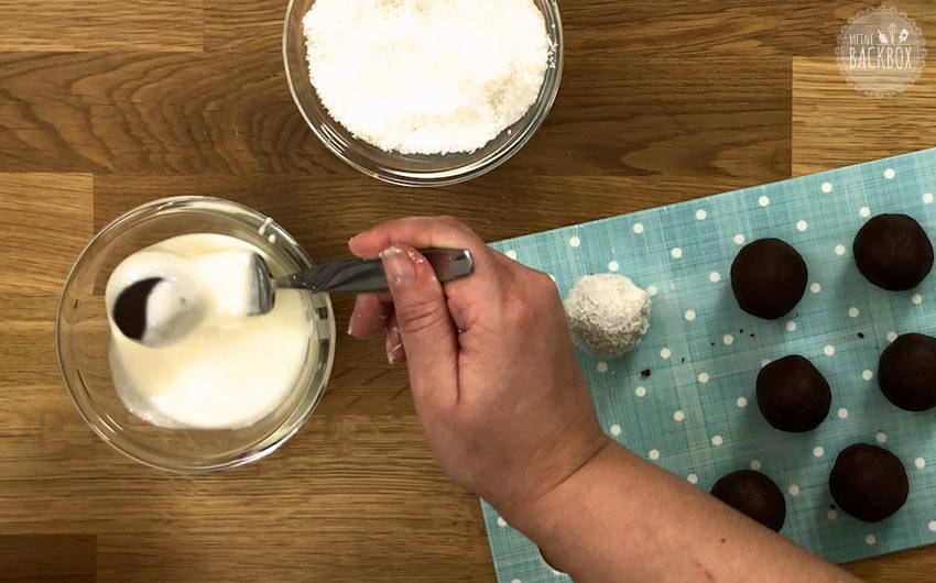 Schäfchen Cake Balls Rezept: Kugeln mit Glasur umhüllen