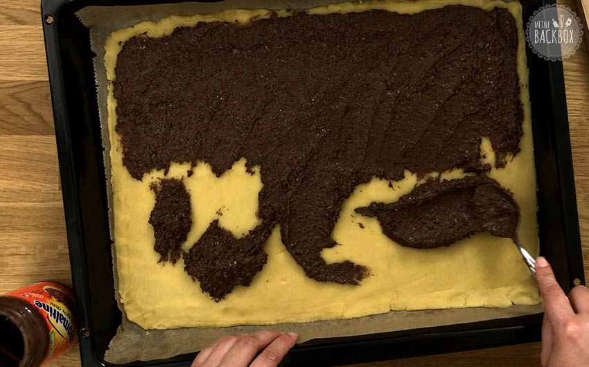 Schweizer Zupfkuchen Rezept: Ovomaltine Crunchy Cream auftragen