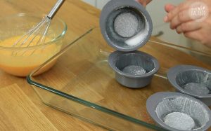 Quindim – Brasilianisches Dessert Rezept: Backförmchen einfetten und zuckern