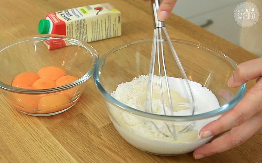 Quindim – Brasilianisches Dessert Rezept: Kokosraspeln und Kokosmilch verrühren