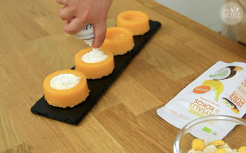 Quindim – Brasilianisches Dessert Rezept: mit Sahne verzieren