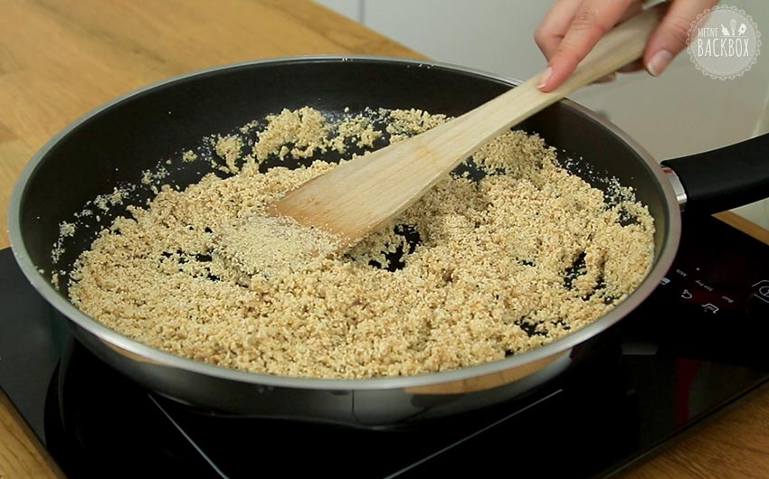 Suji Ka Halwa Rezept: Grieß in Ghee anrösten