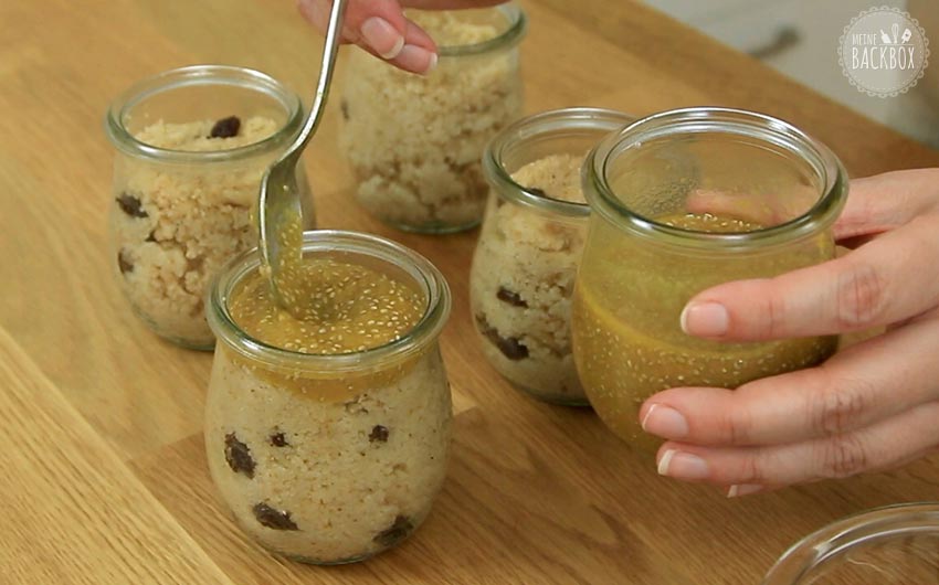 Suji Ka Halwa Rezept: Kardamomgrieß in Dessertgläser füllen