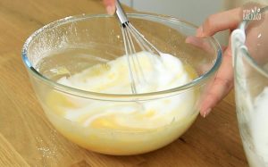 Japanischer Käsekuchen Rezept: Eischnee unterheben