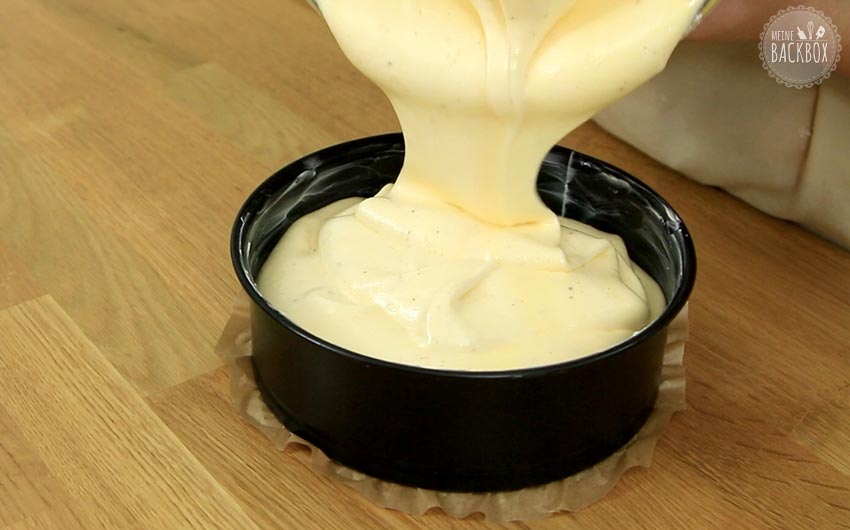 Japanischer Käsekuchen Rezept: Teig in Springform füllen