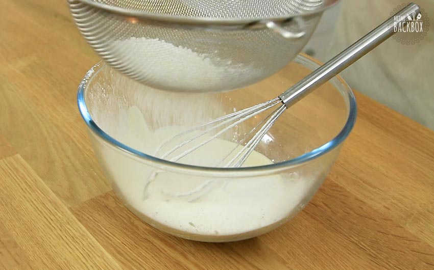 Japanischer Käsekuchen Rezept: Mehl sieben