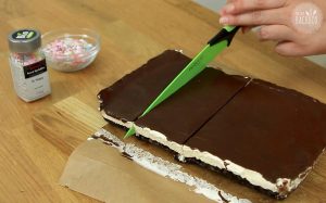 Nanaimo Bars Rezept: Nanaimo Bars in Stücke schneiden