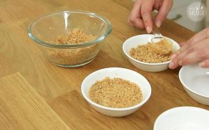 Spaghetti-Eis Dessert Rezept: Boden aus Keksen herstellen