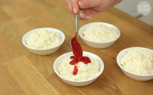 Spaghetti-Eis Dessert Rezept: Dessert mit Erdbeersoße verzieren