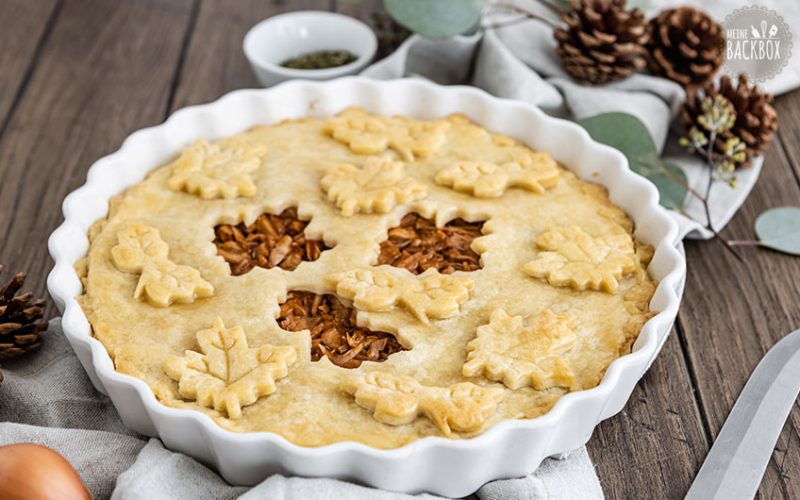 BBQ Jackfruit Pie Rezept mit herbstlicher Teigdecke