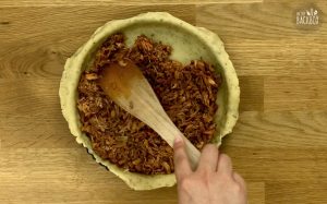 Barbeque Jackfruit Pie Rezept: Jackfruit-Masse in Form füllen