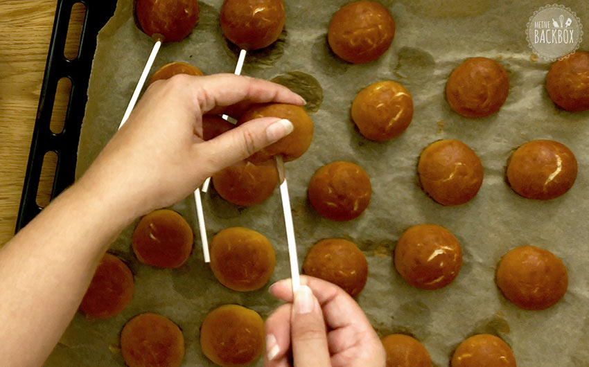 Laugenbrezel Pops Rezept: Cake Pop Stiele einstecken