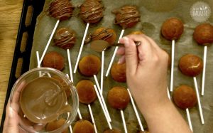 Laugenbrezel Pops Rezept: mit Schokolade dekorieren