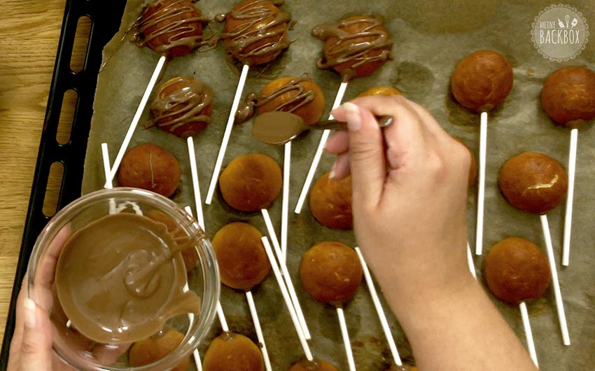 Laugenbrezel Pops Rezept: mit Schokolade dekorieren