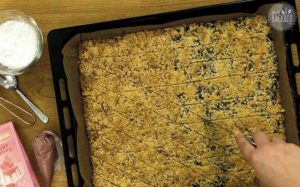 Prasselplätzchen Rezept: Plätzchen in Rauten schneiden