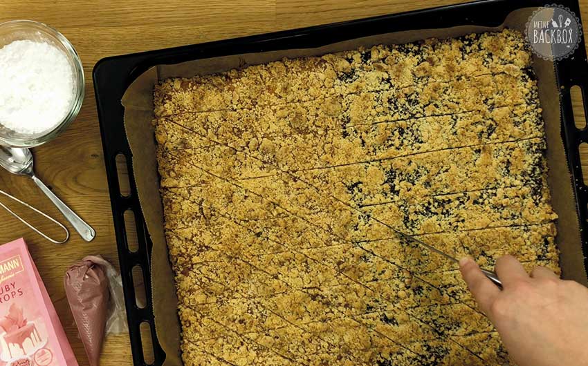 Prasselplätzchen Rezept: Plätzchen in Rauten schneiden
