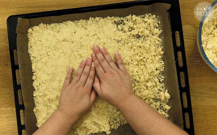 Prasselplätzchen Rezept: Streusel auf Blech verteilen