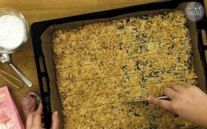 Prasselplätzchen Rezept: Plätzchen in Streifen schneiden
