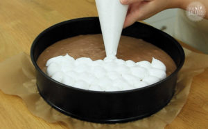 Schneegestöber Torte Rezept: Baiser auftupfen