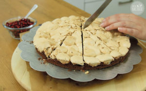 Schneegestöber Torte Rezept: Oberen Boden schneiden