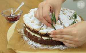 Schneegestöber Torte Rezept: Rosmarinzweige aufsetzen