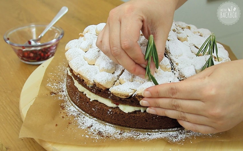 Schneegestöber Torte Rezept: Rosmarinzweige aufsetzen