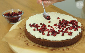 Schneegestöber Torte Rezept: Vanille Mousse auftragen