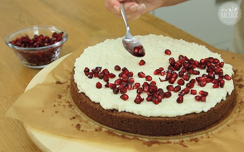 Schneegestöber Torte Rezept: Vanille Mousse auftragen