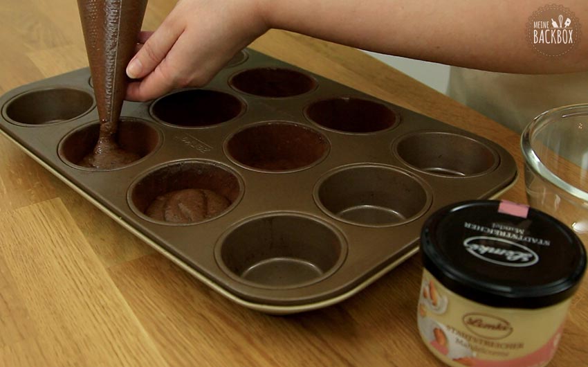 Mandel Lava Cakes Rezept: Teig in Muffinform füllen