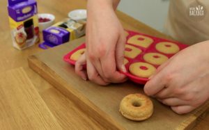 Mini Donuts Rezept: Donuts aus Silikonform lösen