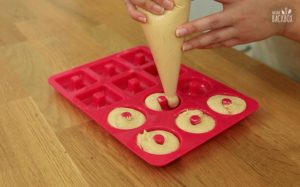 Mini Donuts Rezept: Teig in Silikonform füllen