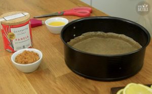 Upside Down Lemon Cake Rezept: Springform mit Backpapier auslegen