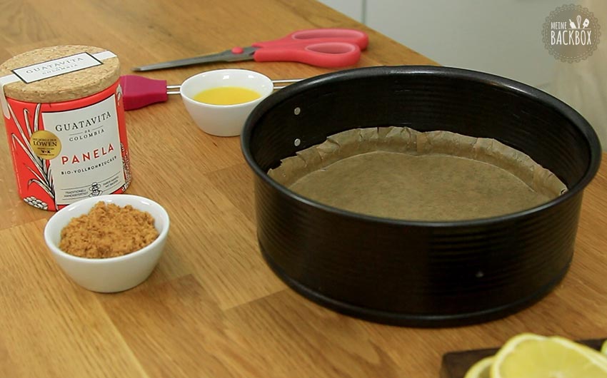 Upside Down Lemon Cake Rezept: Springform mit Backpapier auslegen