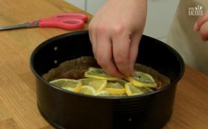 Upside Down Lemon Cake Rezept: Zitronen in Springform legen
