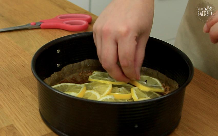 Upside Down Lemon Cake Rezept: Zitronen in Springform legen
