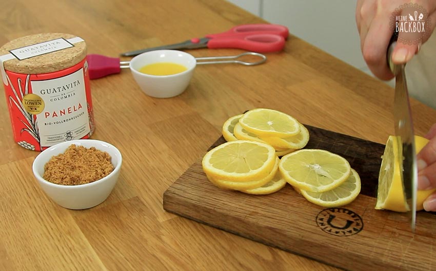 Upside Down Lemon Cake Rezept: Zitronen schneiden