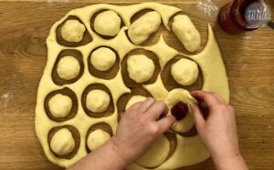 Buchteln Rezept: Teig füllen