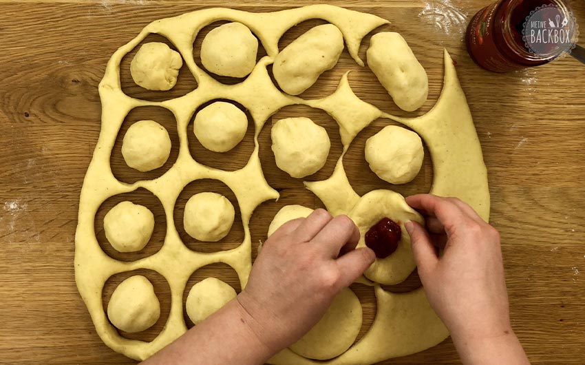 Buchteln Rezept: Teig füllen
