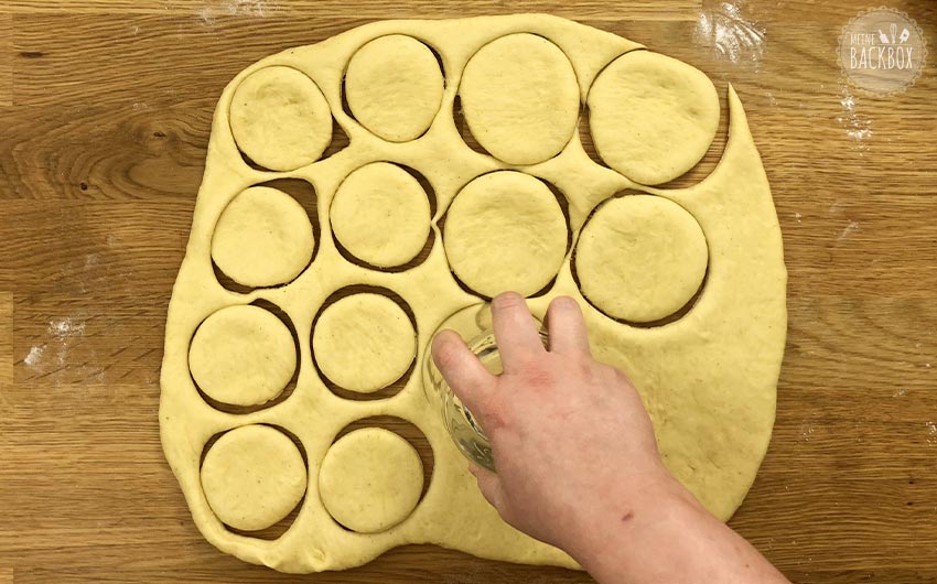 Buchteln Rezept: Teig ausstechen